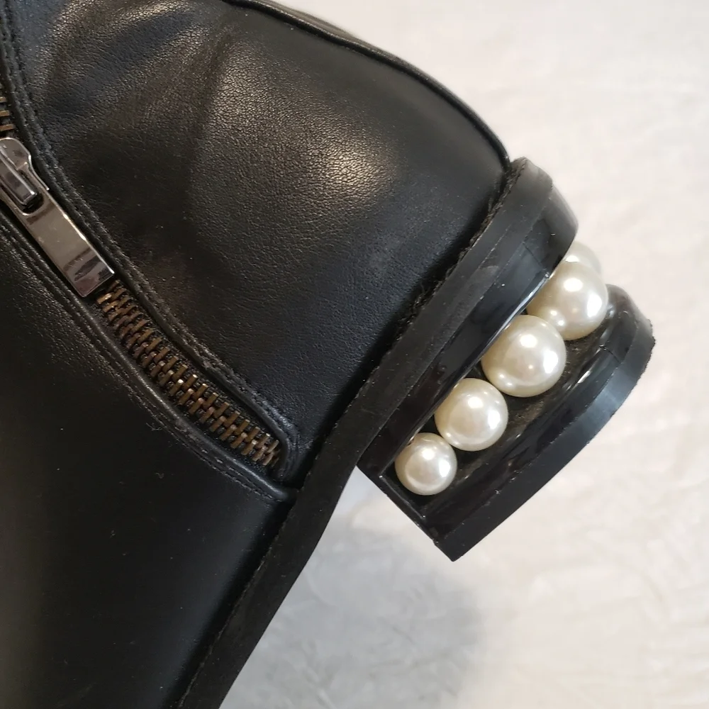 BLACK BOOTIES SIZE 71/2